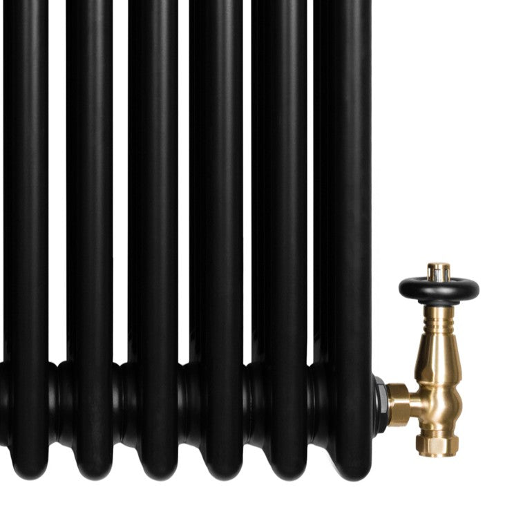 Radiador tradicional de 4 colunas em preto, com acabamento liso e válvula de metal dourado, ideal para aquecimento eficiente