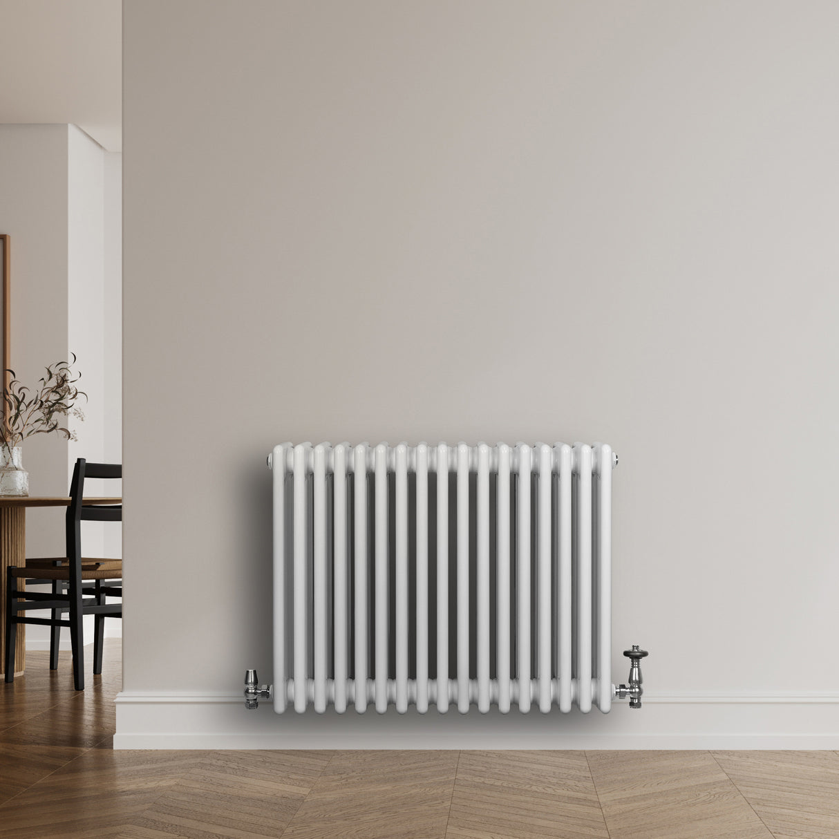 Radiador tradicional de 4 colunas em branco, com acabamento liso e válvulas, instalado em parede clara, ideal para aquecimento eficiente