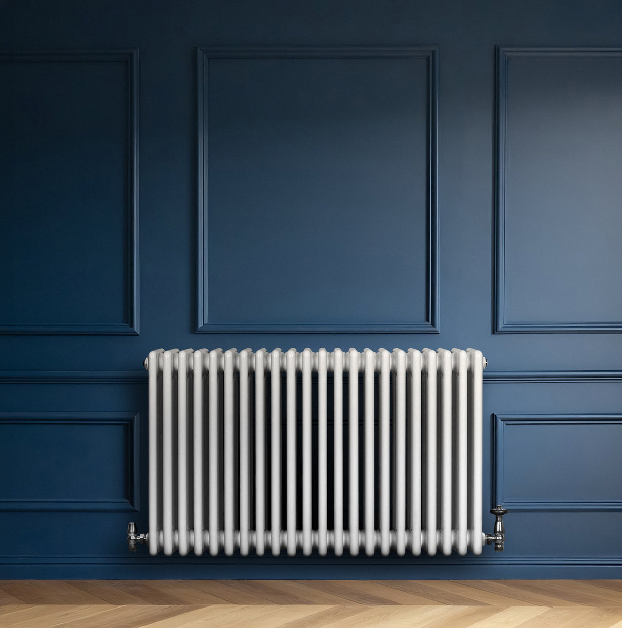 Radiador tradicional de 4 colunas, acabamento branco, com válvulas, instalado em parede azul, destacando seu design elegante e moderno