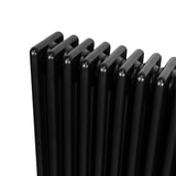 Radiador tradicional de 4 colunas, acabamento preto, com válvulas, destacando suas linhas retas e design elegante e funcional