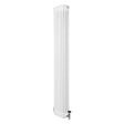 Radiador tradicional de 4 colunas em branco, com design vertical e válvulas, ideal para aquecimento eficiente em ambientes pequenos