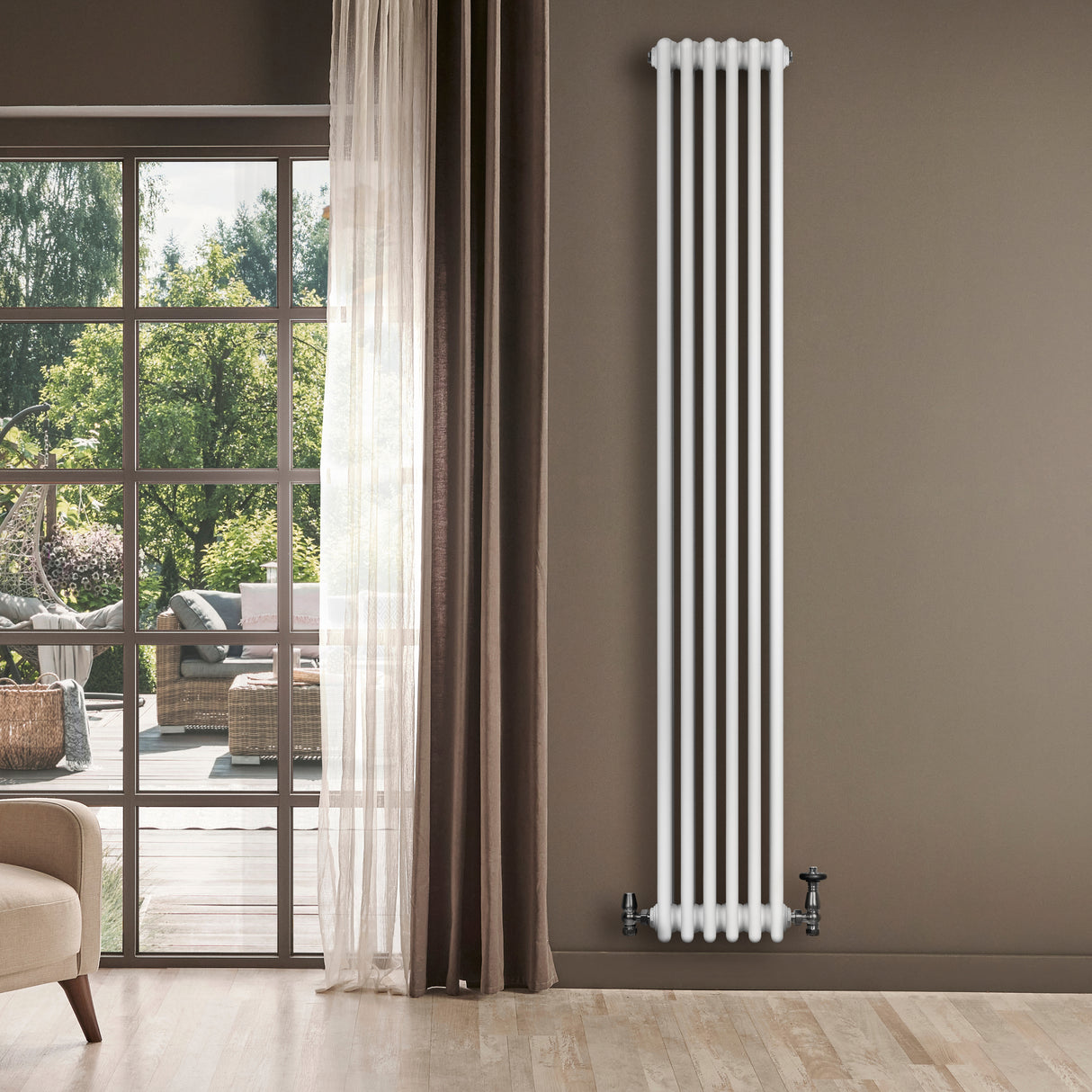Radiador tradicional branco de 4 colunas, 1800 x 290 mm, instalado em parede, com válvulas visíveis e ambiente iluminado ao fundo