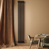 Radiador tradicional de 4 colunas em preto, instalado na parede, com design elegante e acabamento liso, complementando a decoração moderna