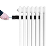 Radiador tradicional branco de 4 colunas, com uma mão usando uma escova para limpeza, destacando seu design clássico e funcionalidade