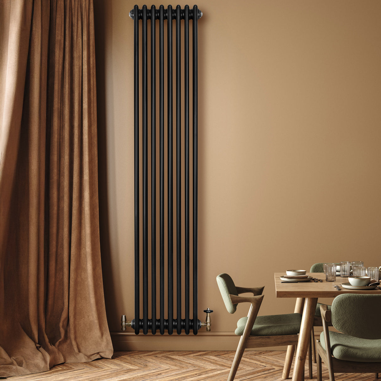 Radiador tradicional preto de 4 colunas, 1800 x 380 mm, instalado em parede com cortina bege e mesa de madeira clara ao fundo