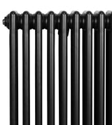 Radiador tradicional preto de 4 colunas, com acabamento liso e brilhante, ideal para aquecimento em ambientes elegantes