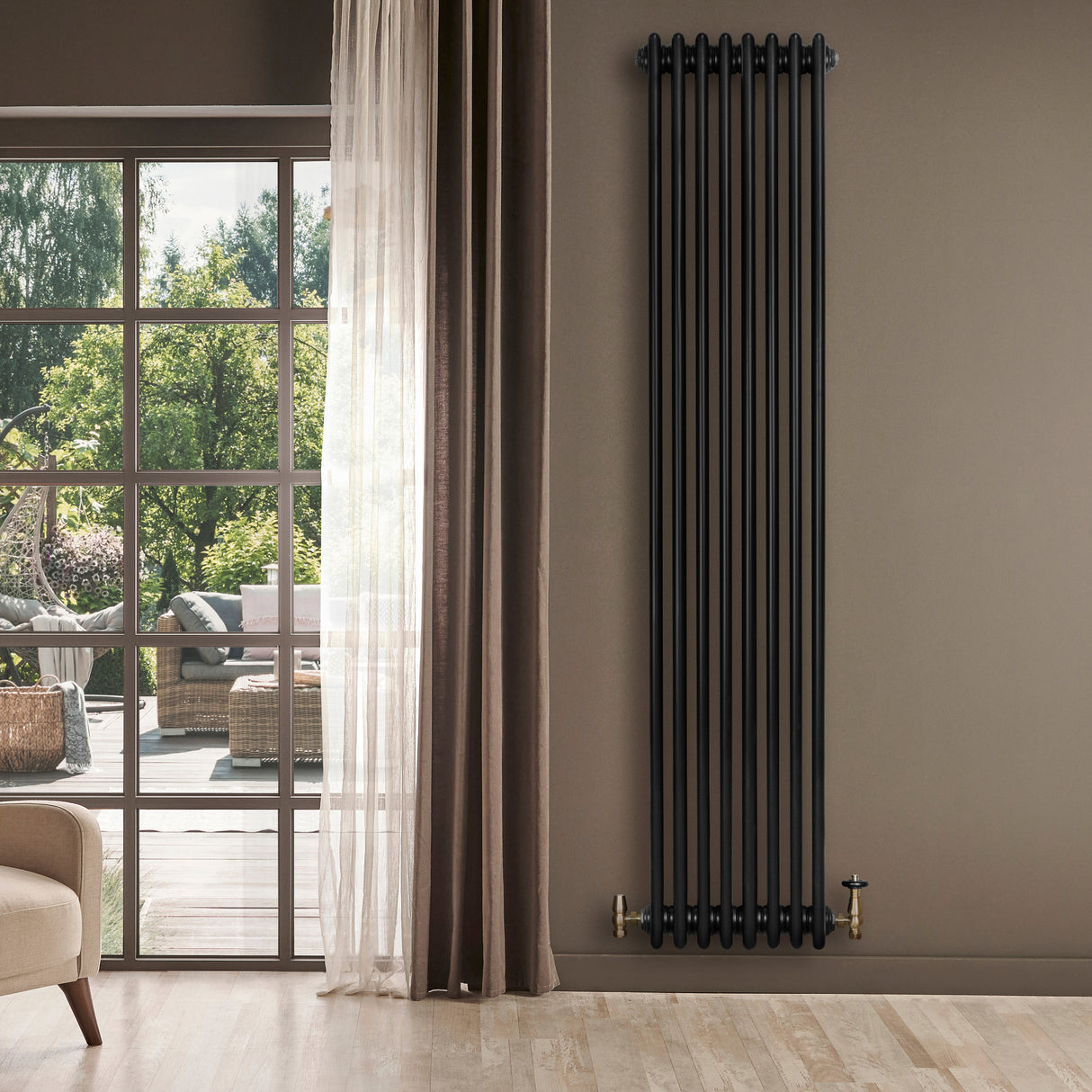 Radiador tradicional preto de 4 colunas, com válvulas, instalado em parede clara, destacando-se em ambiente moderno e iluminado
