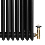 Radiador tradicional de 4 colunas em preto, com acabamento liso e válvula de metal dourado, ideal para aquecimento eficiente