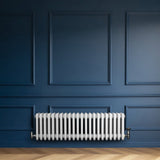 Radiador tradicional de 4 colunas em branco, instalado em parede azul, com design clássico e acabamento liso, ideal para aquecimento