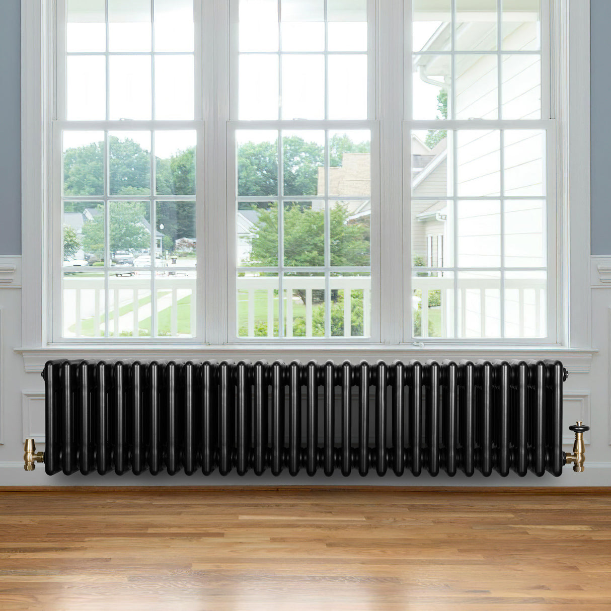 Radiador tradicional preto de 4 colunas, 300 x 1370 mm, com acabamento liso e detalhes em metal, instalado sob uma janela ampla
