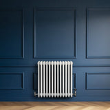 Radiador tradicional de 4 colunas, 600 x 605 mm, na cor branca, com acabamento liso e moderno, instalado em parede azul