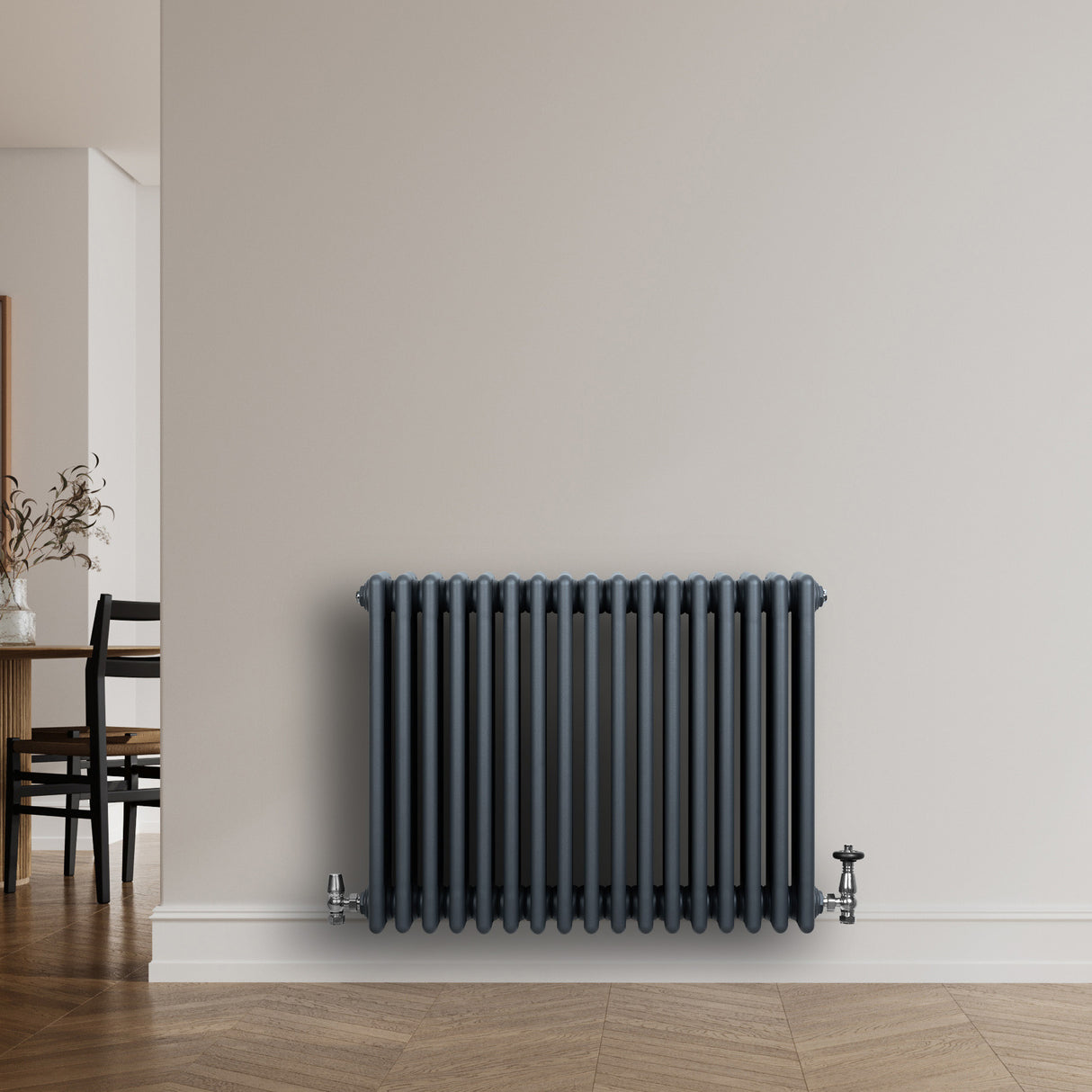 Radiador tradicional de 4 colunas em cinza antracite, com acabamento liso e design elegante, instalado em parede clara, ambiente moderno