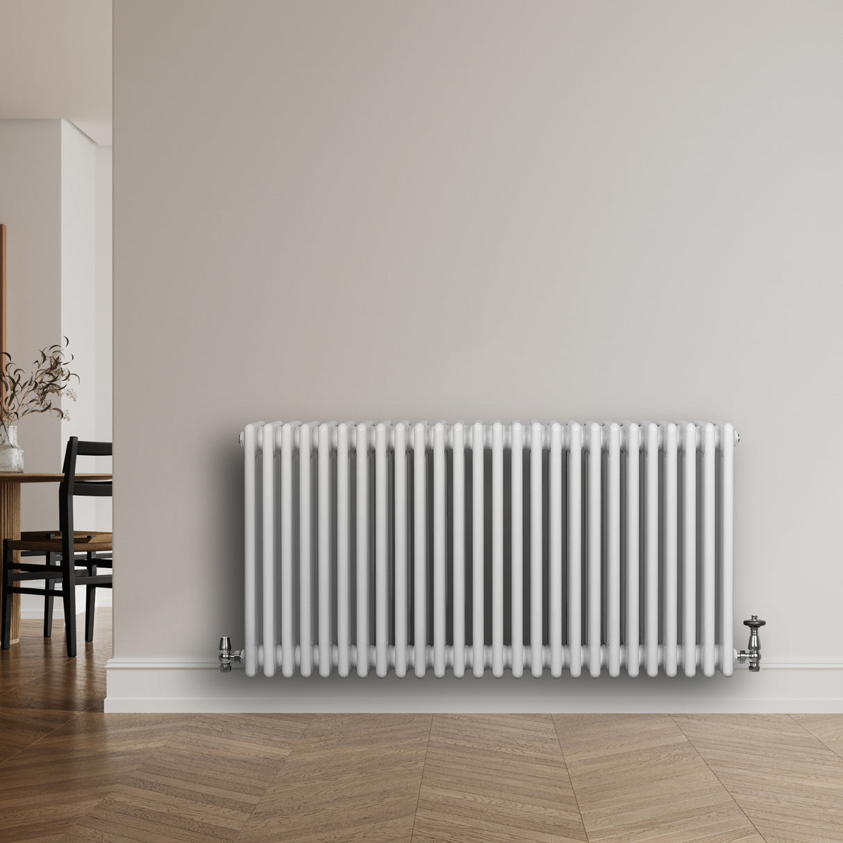 Radiador tradicional de 4 colunas em branco, instalado na parede, com acabamento liso e moderno, ideal para aquecimento de ambientes