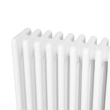Radiador tradicional de 4 colunas em branco, com acabamento liso e moderno, ideal para aquecer ambientes com estilo e eficiência