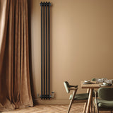 Radiador tradicional preto de 4 colunas, 1800 x 200 mm, instalado em parede com cortina marrom e mesa de jantar moderna ao lado