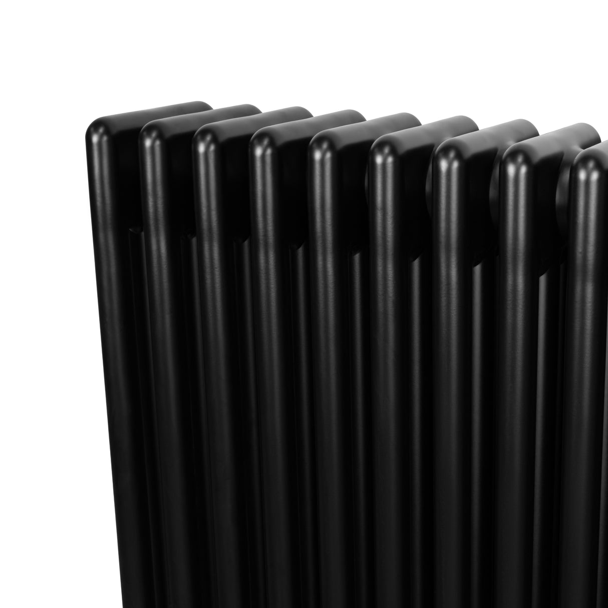 Radiador tradicional de 4 colunas em preto, com acabamento liso e elegante, ideal para aquecer ambientes com estilo moderno