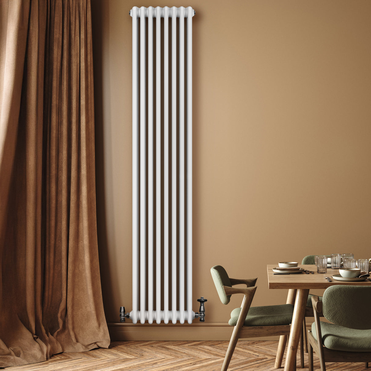 Radiador tradicional de 4 colunas, 1800 x 380 mm, na cor branca, instalado em parede com textura suave e cortina marrom ao fundo