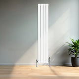 Radiador de coluna única branco, 1600 mm x 280 mm, com design moderno e elegante, instalado em parede clara, ao lado de planta verde