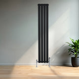 Radiador de coluna única preto, 1600 mm x 280 mm, com design moderno e linhas retas, instalado em ambiente minimalista com planta decorativa