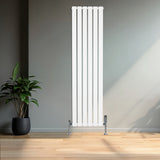 Radiador de coluna única branco, 1600 mm x 420 mm, com design vertical e acabamento liso, instalado em ambiente moderno e iluminado