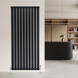 Radiador de coluna única preto, com design elegante e moderno, medindo 1600 mm x 700 mm, instalado em parede clara, ideal para aquecimento decorativo