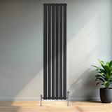 Radiador de coluna única cinza antracite, 1800 mm x 420 mm, com design vertical e acabamento liso, instalado em parede clara