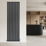 Radiador de coluna única cinza antracite, 1800 mm x 560 mm, com design moderno e linhas retas, instalado em parede clara