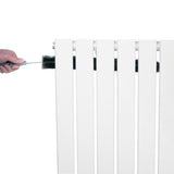 Radiador de coluna única branco, 1800 mm x 560 mm, sendo limpo com escova, destacando suas superfícies lisas e acabamento moderno