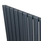 Radiador de coluna simples oval cinza antracite com acabamento liso e moderno, destacando tubos verticais e design elegante