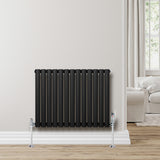 Radiador de coluna simples oval preto, 600 mm x 780 mm, com acabamento liso e elegante, instalado em parede clara, ambiente moderno