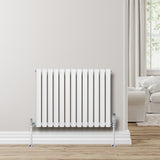Radiador de coluna simples oval branco, 600 mm x 780 mm, com acabamento liso e suportes metálicos prateados, instalado em parede clara