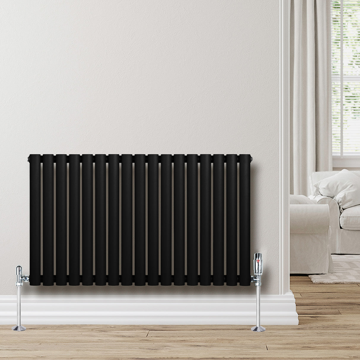 Radiador de coluna oval preto, 600 mm x 1020 mm, com acabamento liso e moderno, instalado em parede clara, próximo a sofá aconchegante