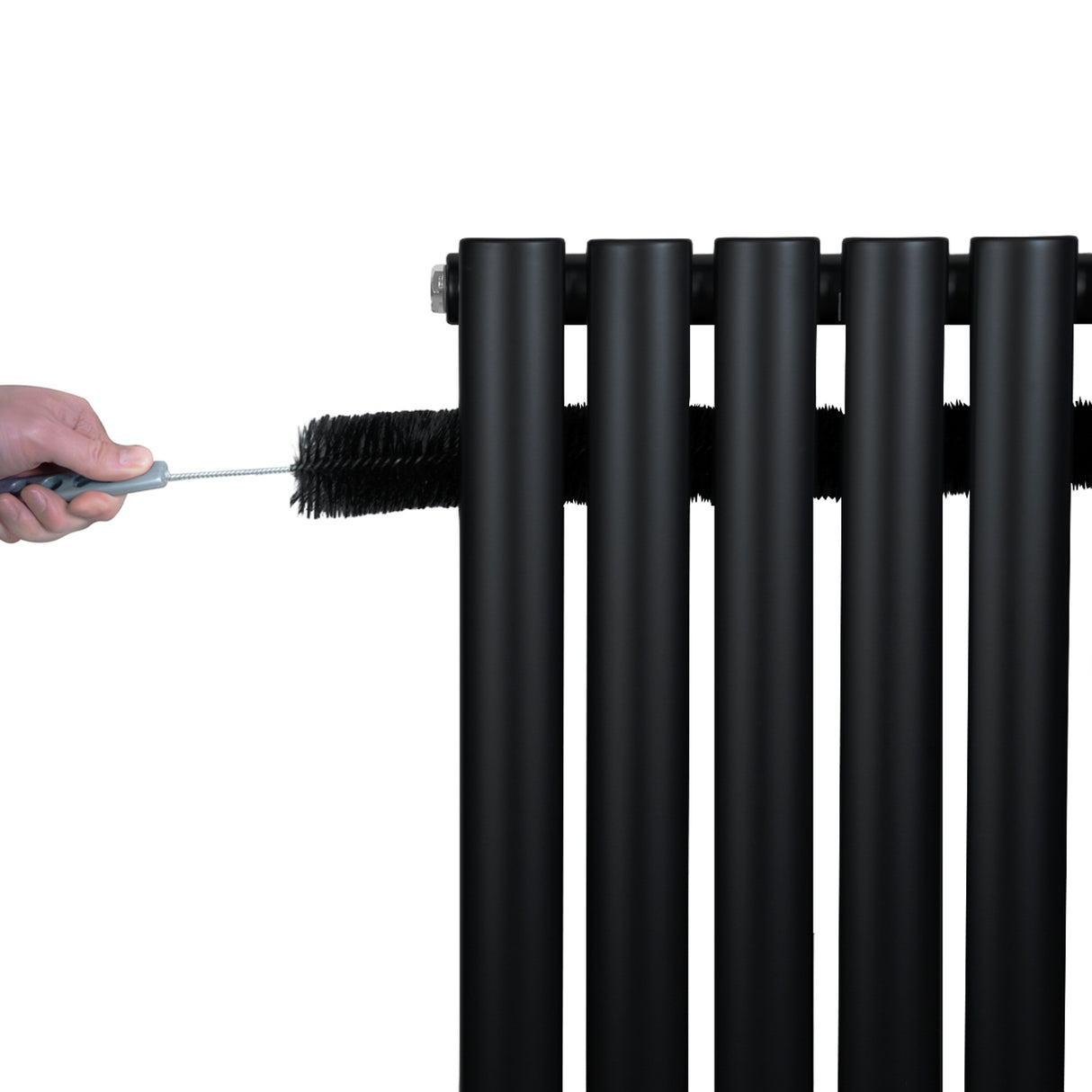 Radiador de coluna simples oval preto, com seis tubos verticais, sendo limpo com escova, destacando sua textura e design moderno