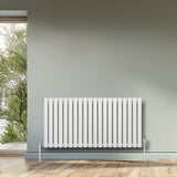 Radiador de coluna simples oval branco, 600 mm x 1200 mm, com acabamento liso e moderno, instalado em parede cinza clara