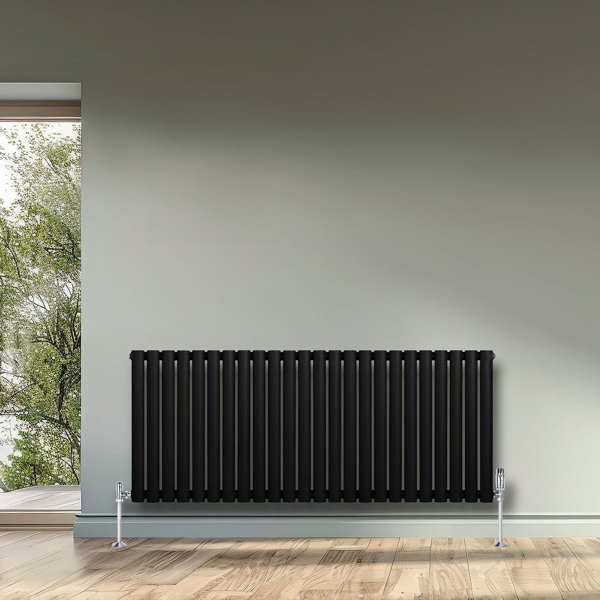 Radiador oval de coluna simples, 600 x 1440 mm, na cor preta, com acabamento liso e pés metálicos prateados, instalado em parede clara
