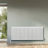 Radiador oval de coluna simples, 600 x 1440 mm, na cor branca, com acabamento liso e moderno, instalado em parede cinza clara