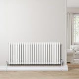 Radiador oval de coluna simples, 600 x 1440 mm, na cor branca, com acabamento liso e moderno, instalado em parede clara com piso de madeira clara