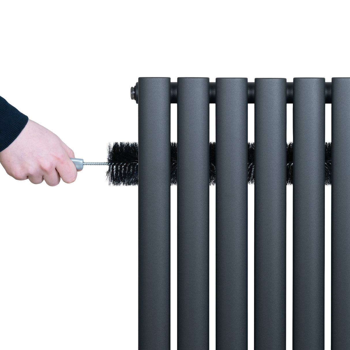 Radiador de coluna oval cinza antracite, com seis tubos verticais e uma escova sendo usada para limpeza na superfície texturizada