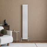 Radiador de coluna simples oval branco, com design elegante e moderno, instalado em parede de tom neutro, ao lado de móveis contemporâneos