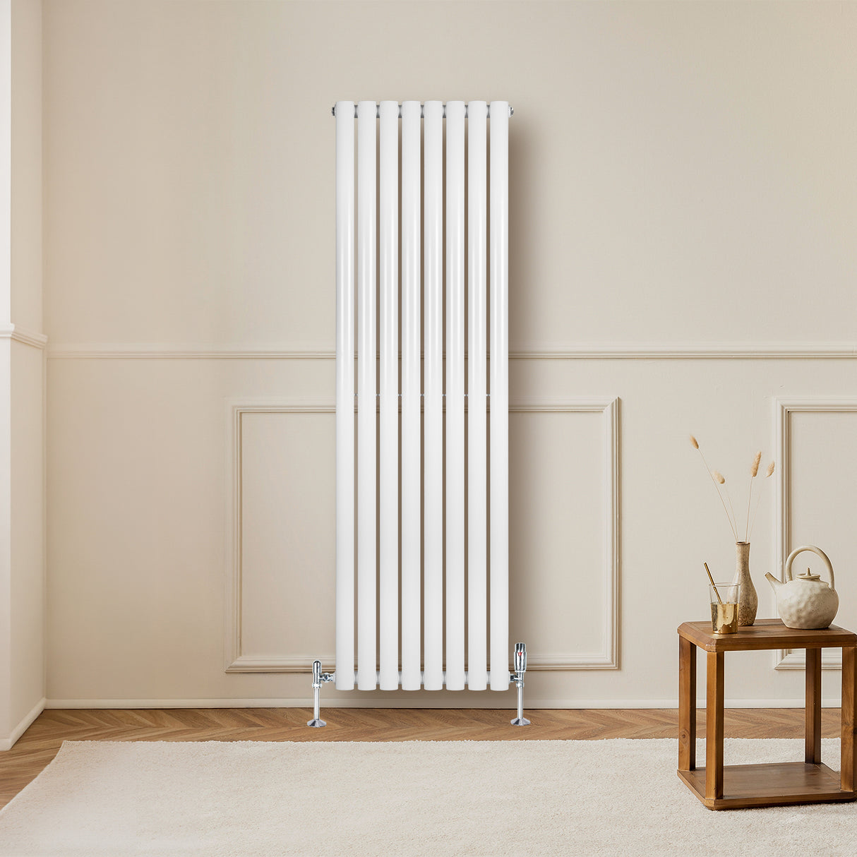 Radiador de coluna simples oval branco, 1600 mm x 480 mm, com acabamento liso e moderno, instalado em parede clara, ao lado de móveis de madeira