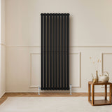 Radiador de coluna simples oval preto, 1600 mm x 600 mm, com design elegante e acabamento liso, instalado em ambiente moderno