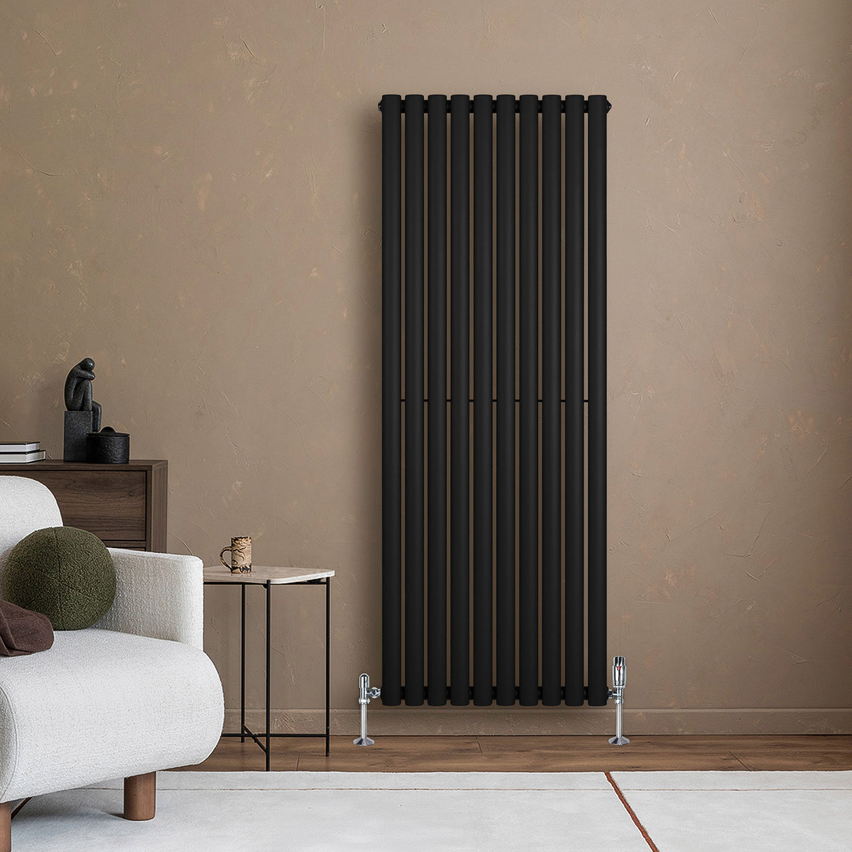 Radiador de coluna oval preto, 1600 mm x 600 mm, com design elegante e moderno, instalado em parede de textura suave e neutra
