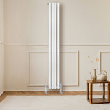 Radiador de coluna simples oval branco, 1800 mm x 240 mm, com acabamento liso e moderno, posicionado em ambiente aconchegante