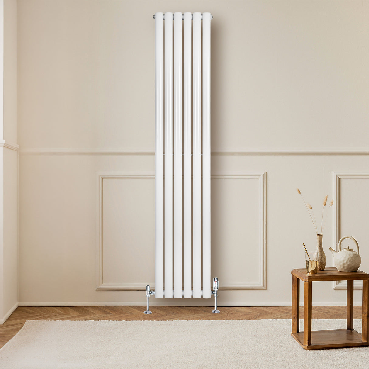 Radiador de coluna simples oval branco, com design elegante e moderno, instalado em parede clara, ao lado de mesa de madeira decorativa