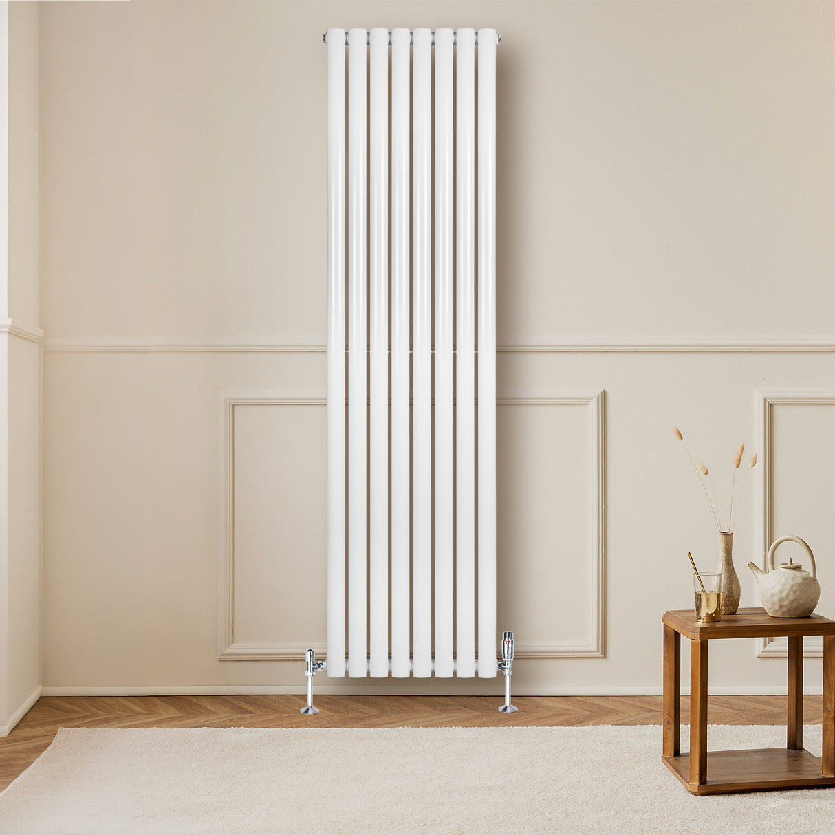 Radiador de coluna simples oval branco, 1800 mm x 480 mm, com acabamento liso e moderno, instalado em parede clara, ao lado de mesa de madeira