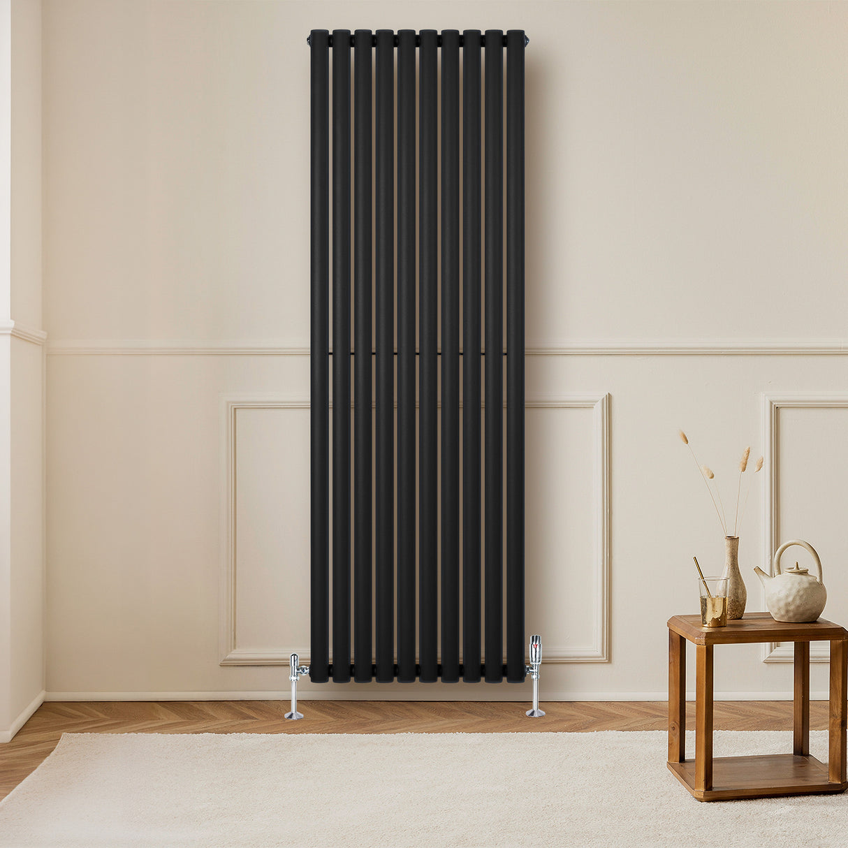 Radiador de coluna simples oval preto, 1800 mm x 600 mm, com acabamento liso e moderno, instalado em parede clara, ao lado de mesa de madeira