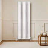 Radiador de coluna oval branco, 1800 mm x 600 mm, com design elegante e acabamento liso, instalado em ambiente moderno e aconchegante