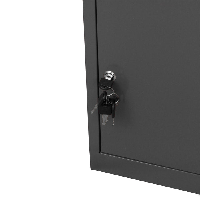 Fechadura de metal cinza com chave pendurada, destacando a superfície lisa e o design moderno do armário ou caixa de armazenamento