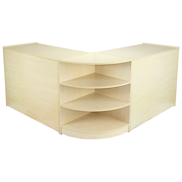 Conjunto de balcão e expositor de varejo em madeira clara, com prateleiras curvas e acabamento liso, ideal para organização e exibição de produtos