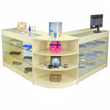 Conjunto de balcão e expositor de varejo em madeira clara, com prateleiras de vidro e design moderno, ideal para exibir produtos
